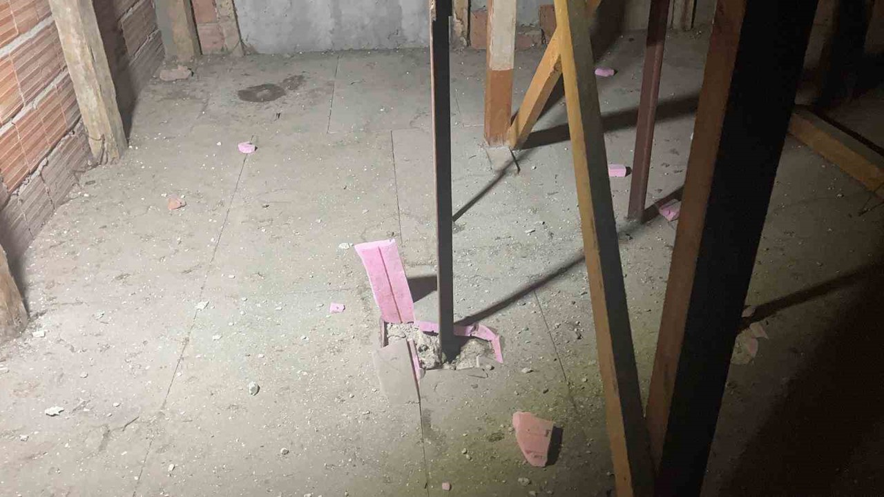 Kabus gibi gece: Yıldırım 4 katlı binanın çatısına düştü, mahalleli sokağa döküldü
