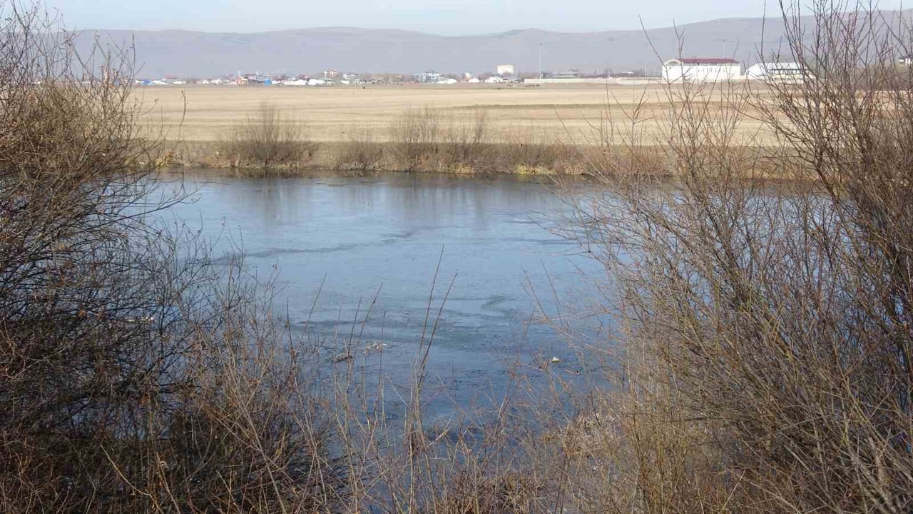 Kura Nehri’nin yüzeyi dondu
