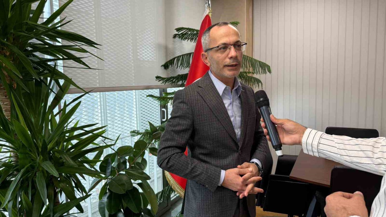 İBB hafriyat alanı ilan edilen Mavi Göl yolunu asfaltladı, meclis üyesi Zeki Koç tepki gösterdi
