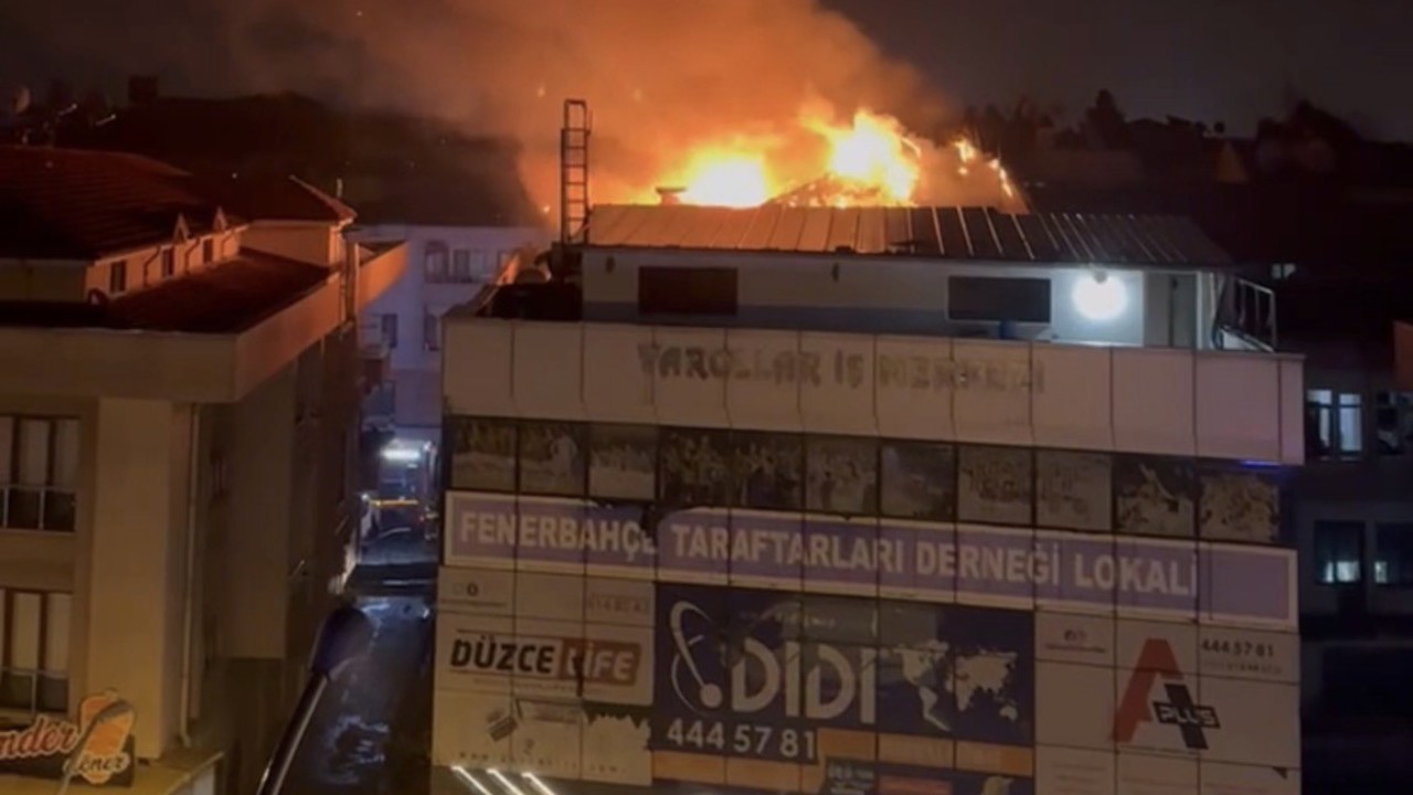 Alevlere teslim olan çatı güçlükle söndürüldü
