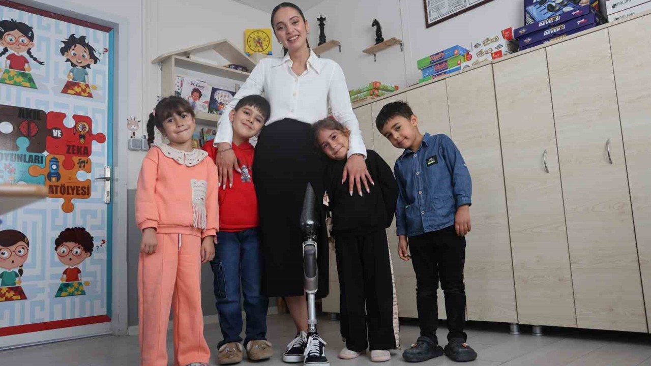 Enkazdan 46. saatte kurtarılan genç öğretmen, protez bacağıyla geri döndüğü mesleğinde minik öğrencileriyle yaşama tutundu
