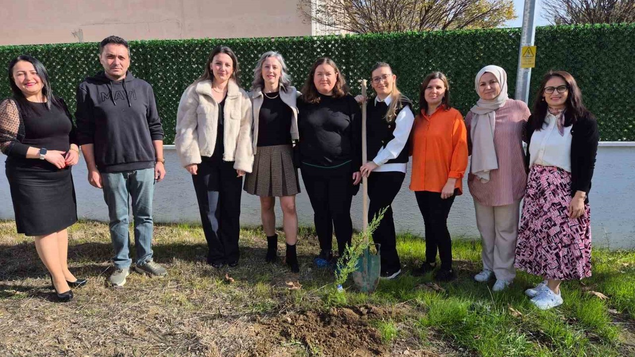 Orman yangınları sonrası anlamlı Öğretmenler Günü kutlaması
