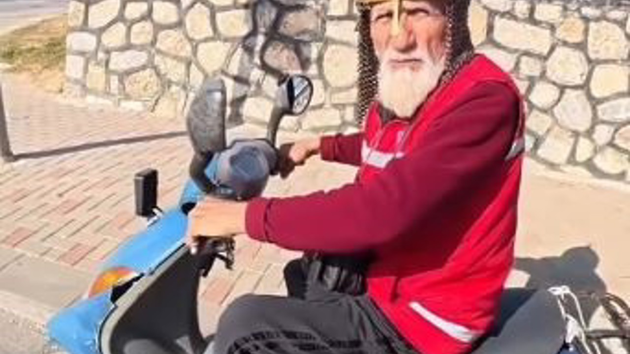 Kask yerine miğfer takan dede görenleri şaşırttı
