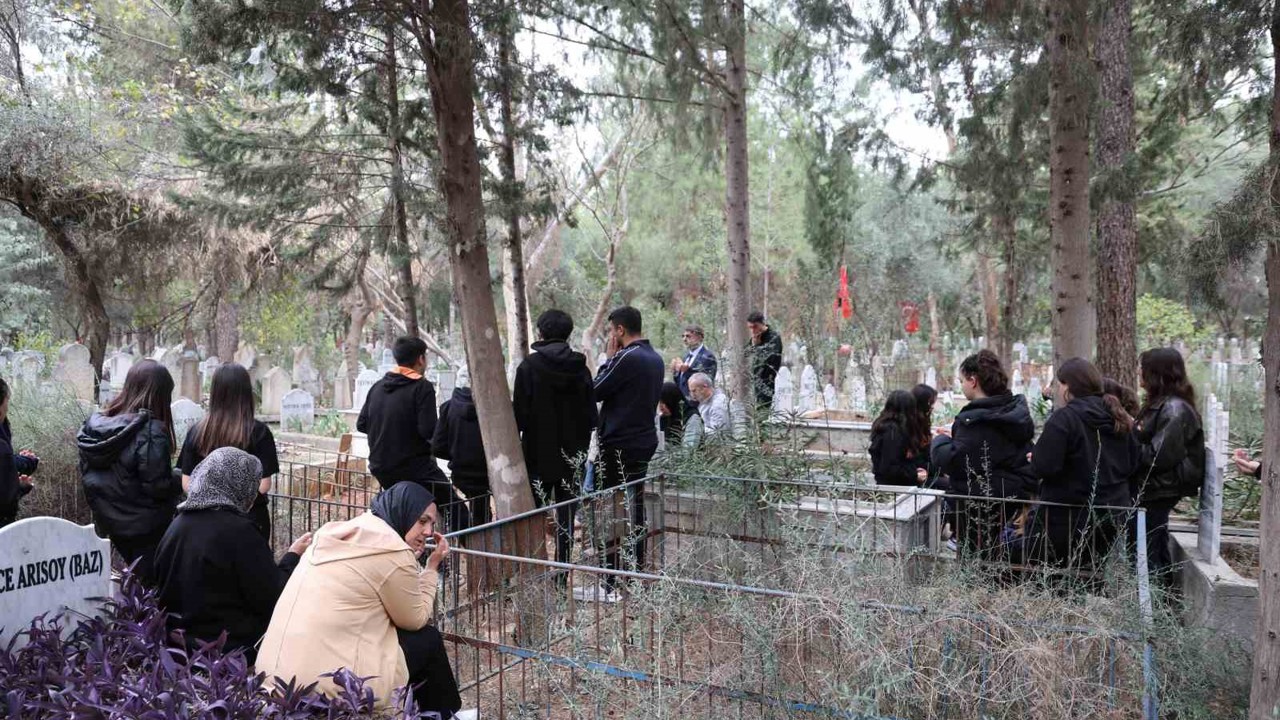 Öğrencileri, öğretmenler gününde vefat eden öğretmenlerini unutmadı
