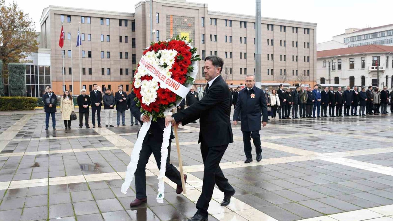 Öğretmenler Günü dolayısıyla çelenk sunma töreni gerçekleştirildi

