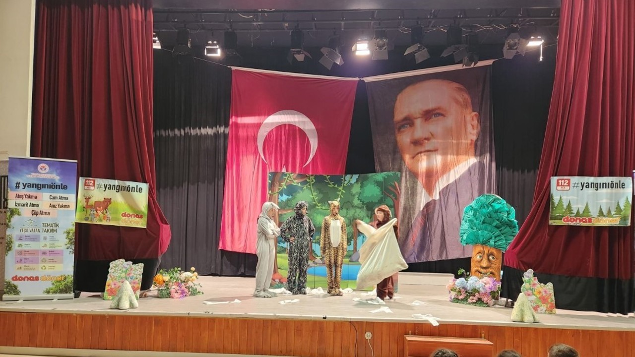 Eskişehirli çocuklardan anlamlı tiyatro gösterisi

