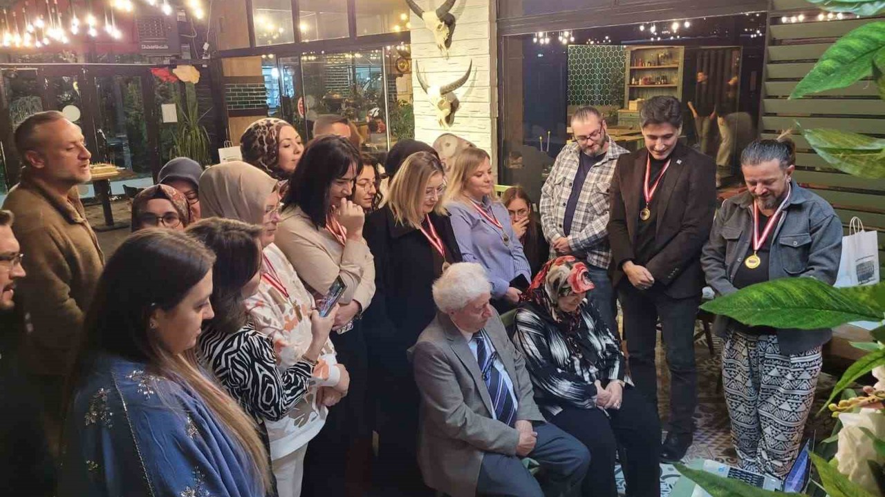 Eski öğrencilerinden emekli öğretmene duygulandıran Öğretmenler Günü sürprizi
