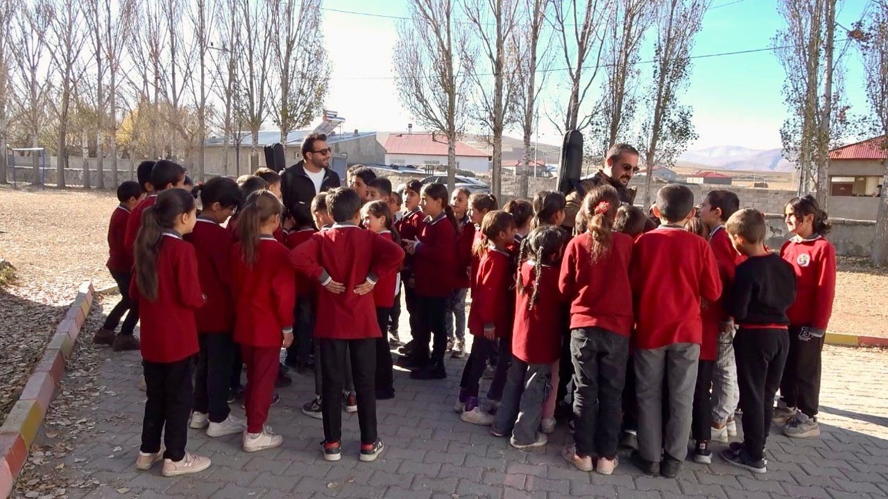 Ağrı’da öğretmenler kırsal bölgelerde öğrencileri müzikle buluşturuyor
