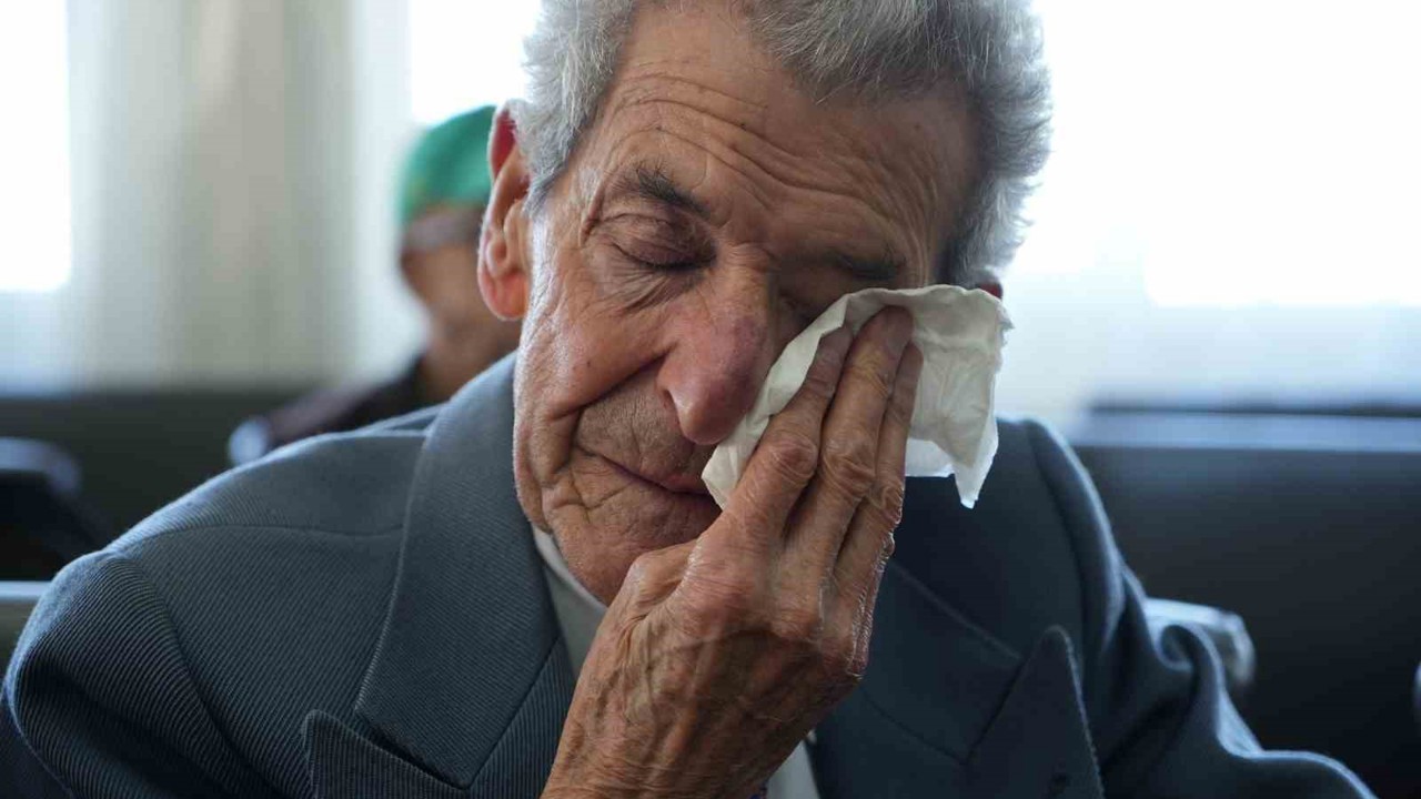 Huzurevinde öğrencilerden emekli öğretmenlere gönülleri ısıtan sürpriz: Gözyaşları sel oldu
