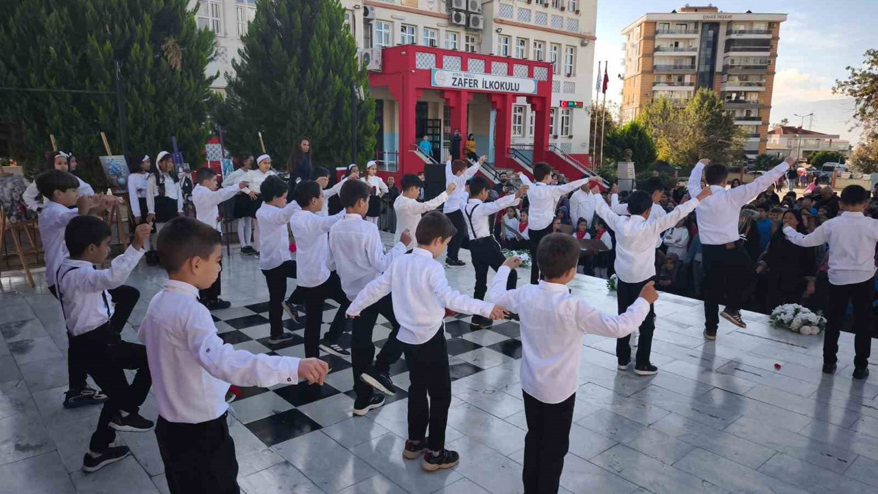 Nazilli’de öğretmenlerden zeybekli Kutlama
