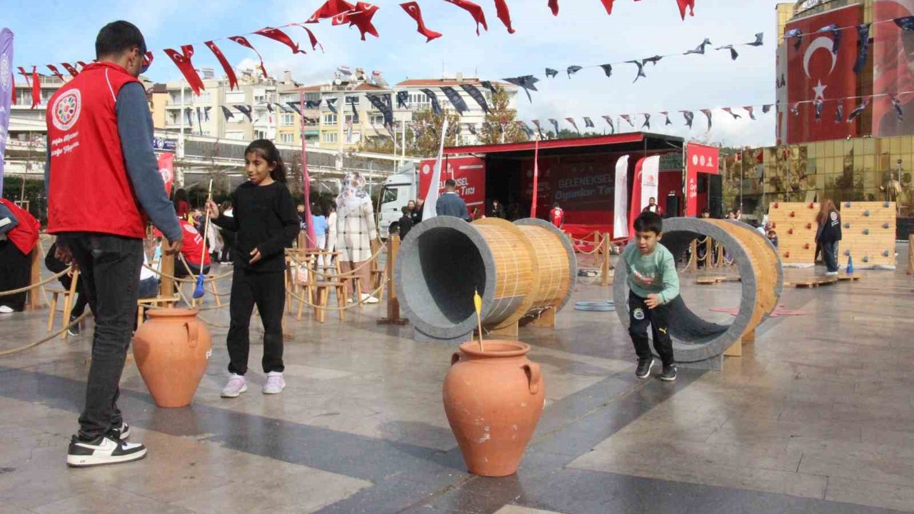 Geleneksel Oyun Tırı Aydınlılarla buluştu
