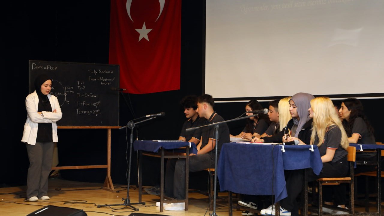 Öğretmenler gününde öğrencilerin sergilediği performanslar göz doldurdu
