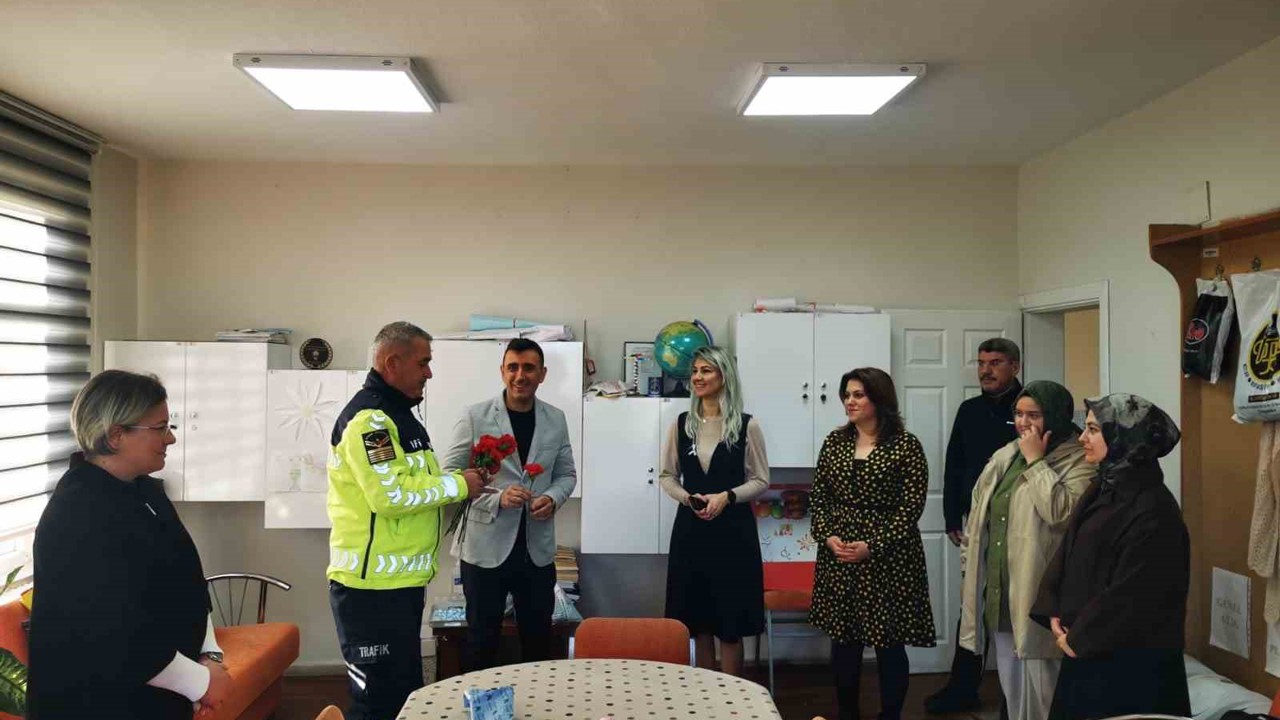 Karacabey’de jandarmadan Öğretmenler Günü’nde anlamlı ziyaret
