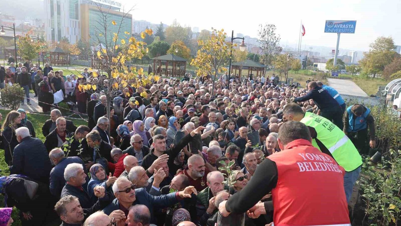 Dağıtılan elma ve armut fidanlarından almak için birbirleri ile yarıştılar
