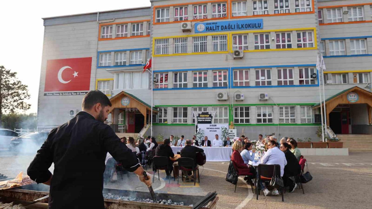 Okul bahçesinde Adana usulü öğretmenler günü kutlaması
