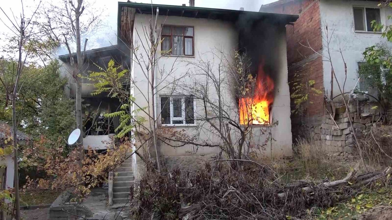 Amasya’da iki katlı evde yangın: Yaşlı kadın yangını ağlayarak izledi
