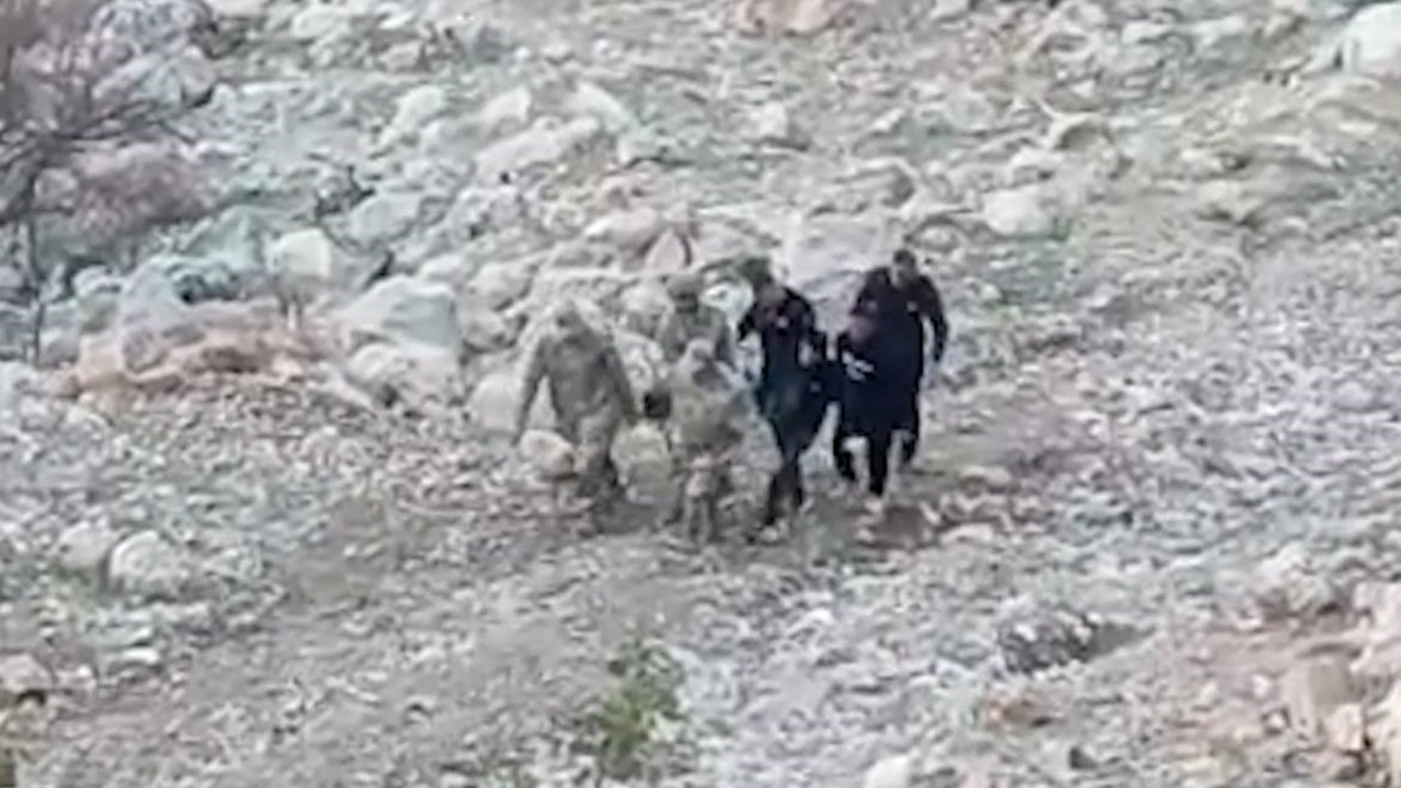 Siirt’te araç şarampole yuvarlandı: 1’i ağır 4 yaralı
