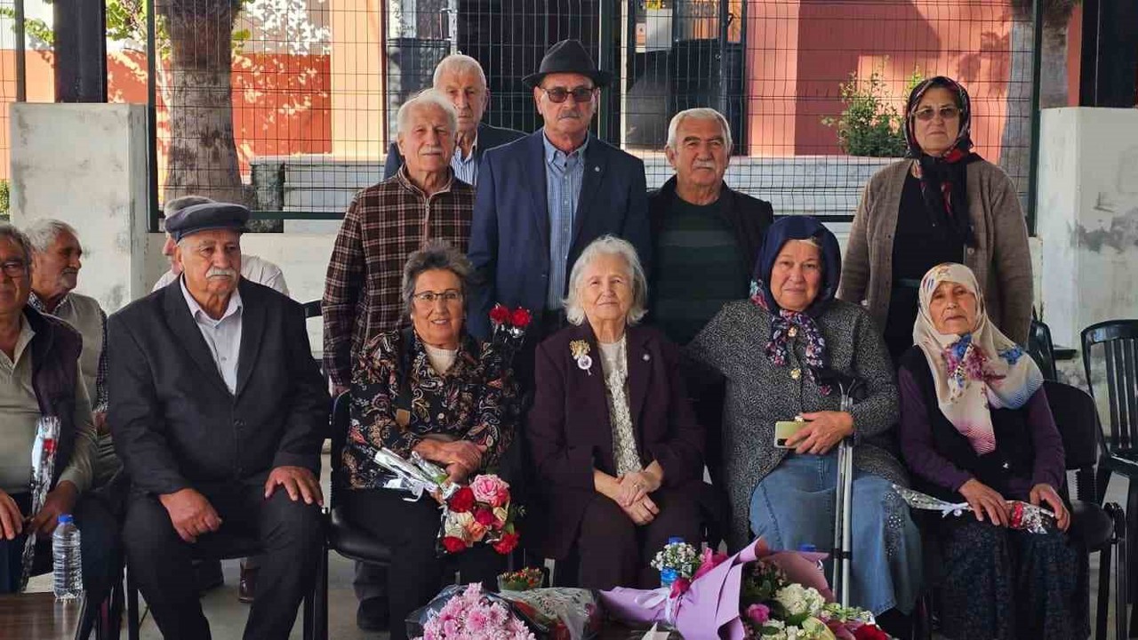 62 yıl sonra ilk öğretmenleri ile buluşup gününü kutladılar
