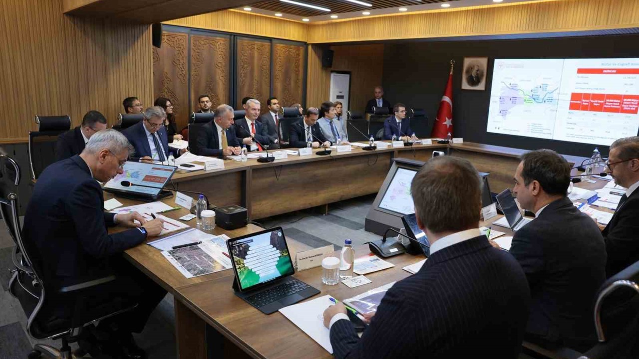 Erzincan’da sağlık yöneticileri toplantısı: "Sağlıklı Türkiye Yüzyılı Vizyonu masaya yatırıldı"
