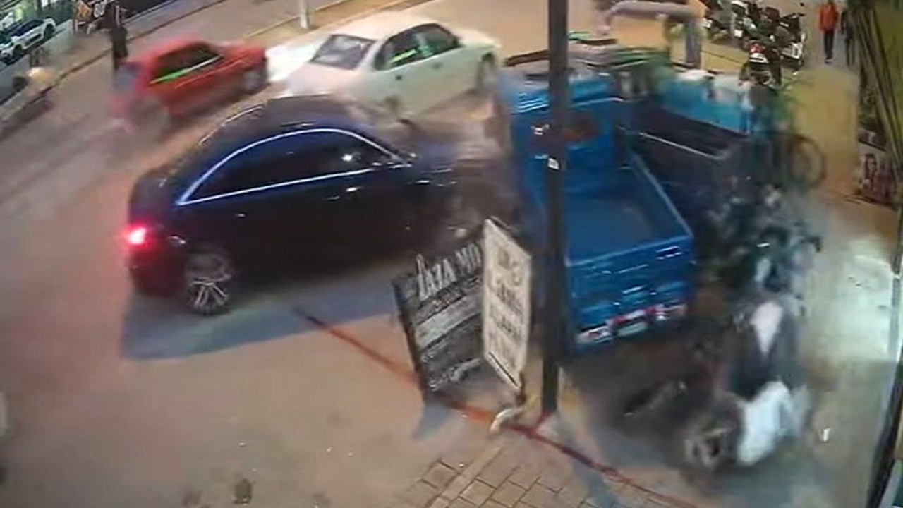 Adana’da kaza anı hem güvenlik kamerasına hem de araç kamerasına yansıdı
