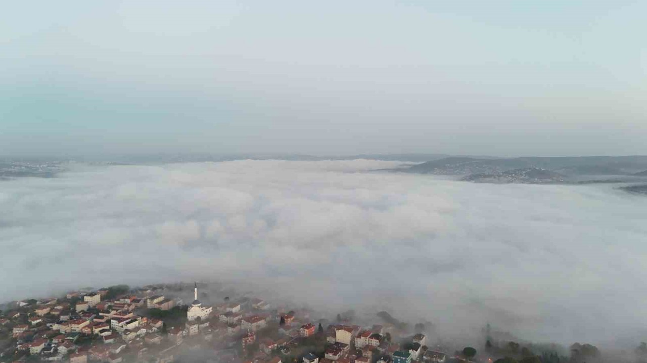 İstanbul Boğazı sisle kapandı, ortaya kartpostallık manzaralar çıktı
