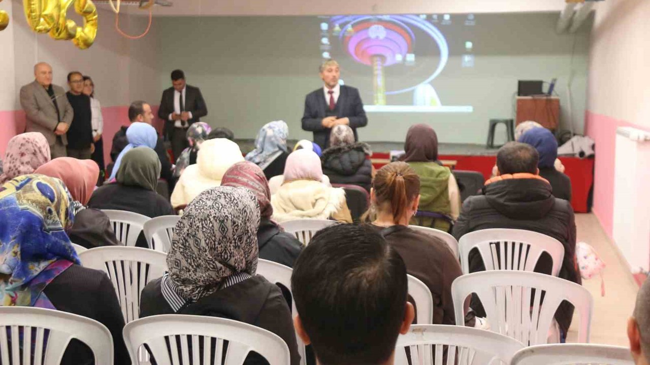 Müdür Yılmaz: "Telefonla oyalandığı kadar çocuğuna ilgi göstermeyen velilerimiz var"
