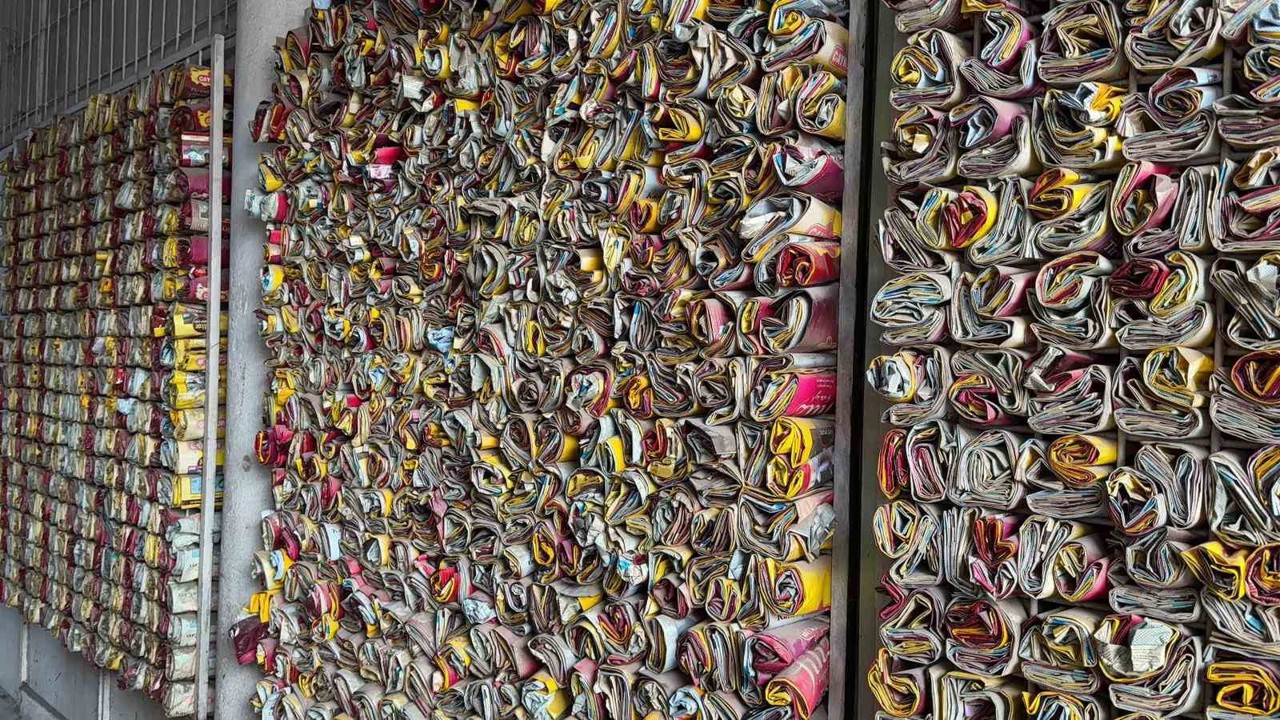 Müşteri ne içtiğini bilsin diye 18 yıldır demleyip sattığı çayların boş paketlerini sergiliyor
