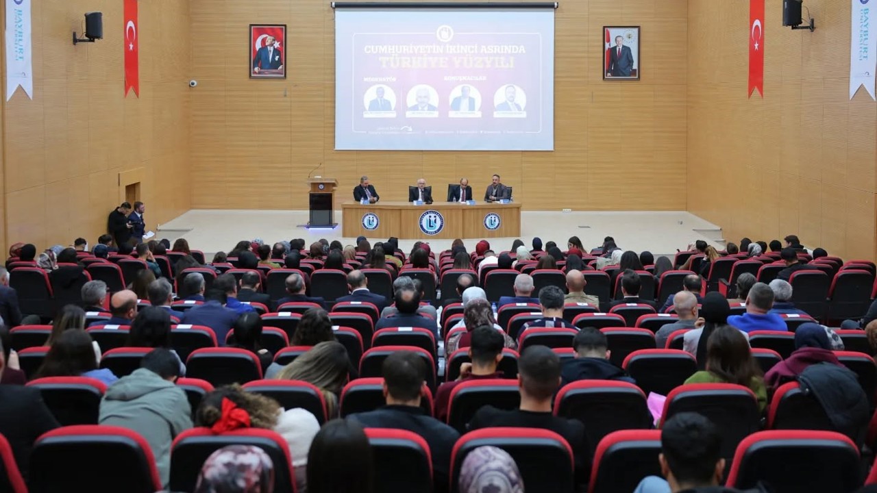 Bayburt’ta ‘Cumhuriyetin İkinci Asrında Türkiye Yüzyılı’ paneli düzenlendi

