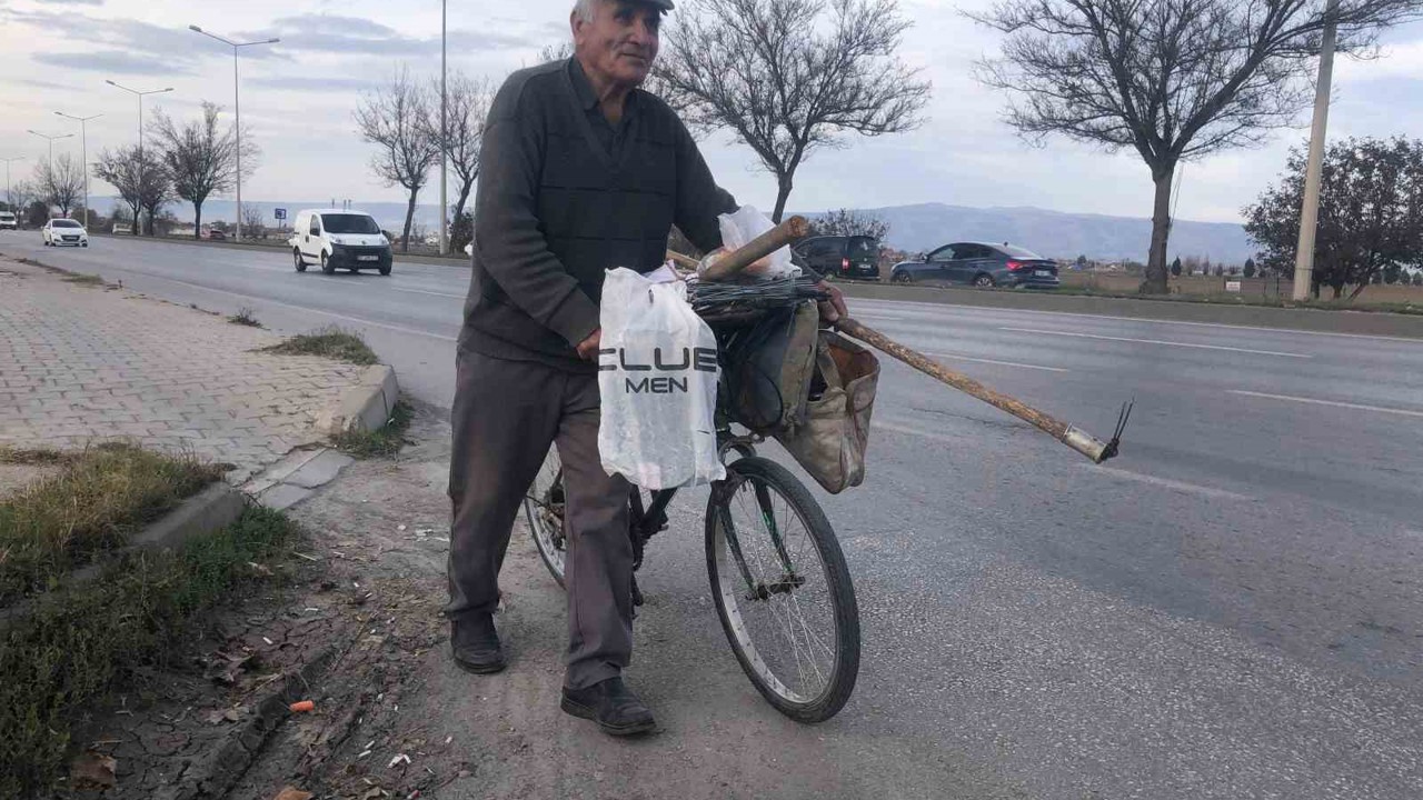 84 yaşında pedal çevirerek geçimini sağlıyor
