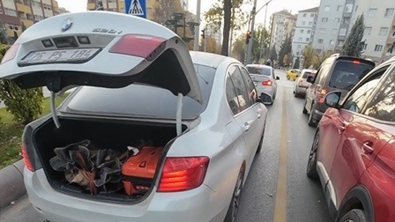 Trafikte bagajı açık kalan aracın yardımına motosiklet sürücüsü yetişti
