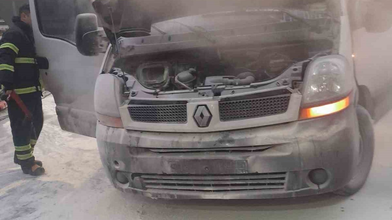 Bilecik’te araç yangını büyümeden söndürüldü
