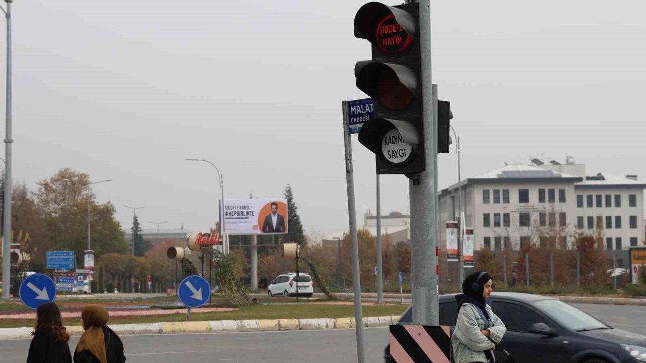 Türkiye’de ilk uygulama: Trafik sinyalizasyonlarında "Şiddete Hayır" ve "Kadına Saygı" mesajı
