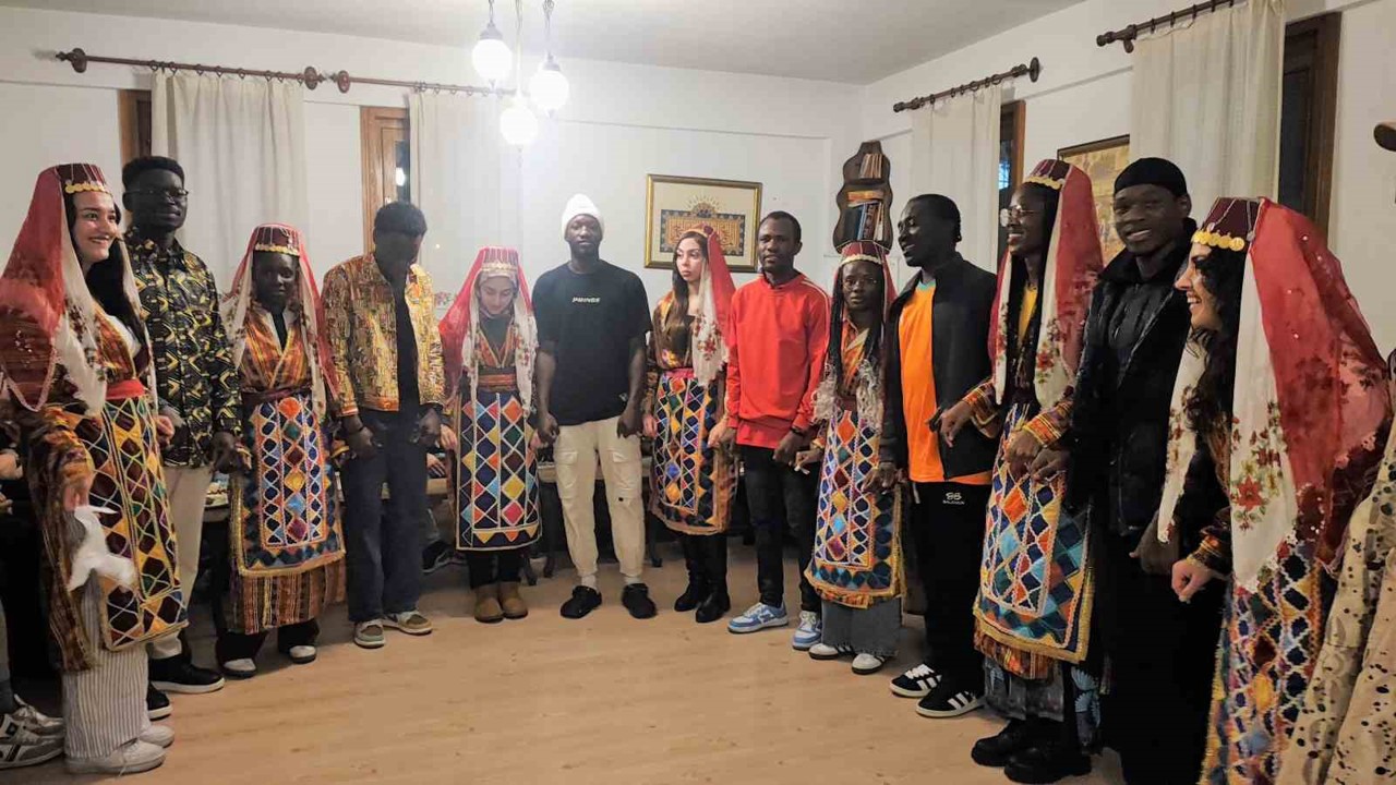 Afrikalı öğrenciler Yozgat’ta halay çekti, türküler söyledi
