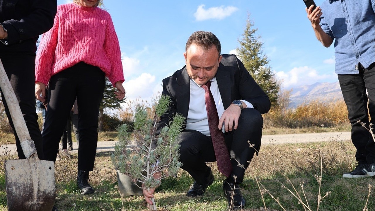 Çivril’de öğretmenler anısına fidan dikimi yapıldı
