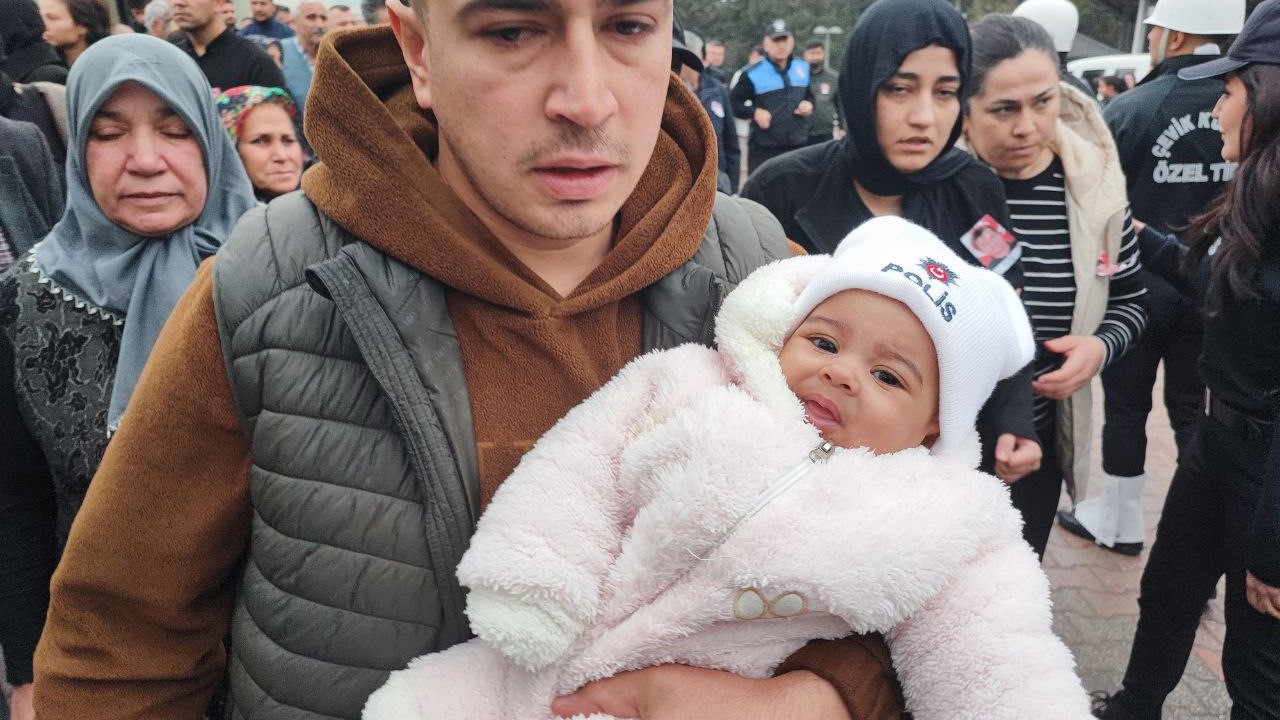 Lösemiye yenik düşen genç polisi 8 aylık kızı üzerinde ’polis’ yazan beresiyle uğurladı
