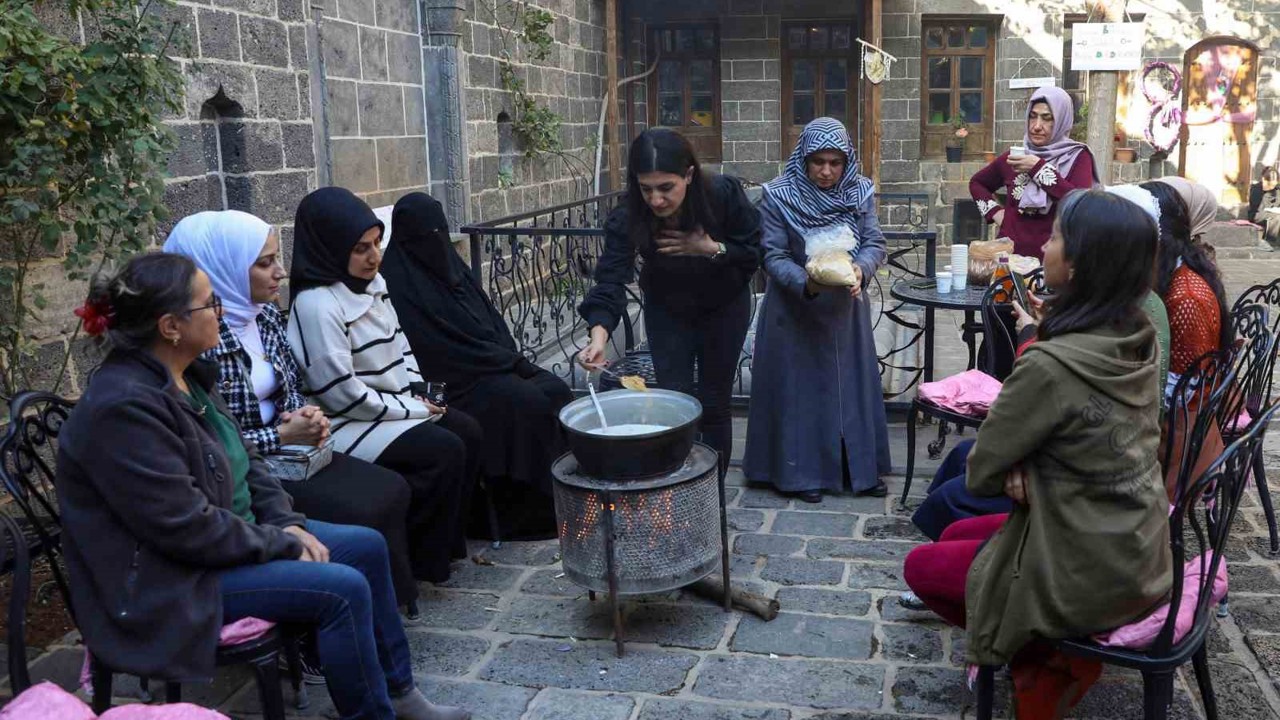 Kadınlar doğal şifa karışımlarını öğreniyor
