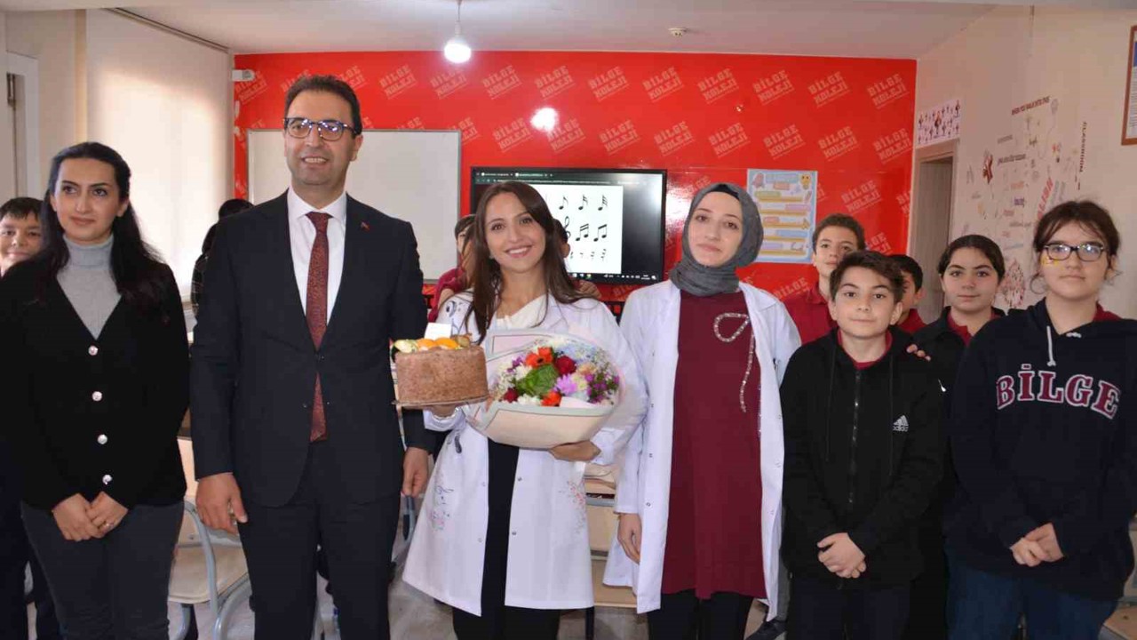 Genç öğretmene anlamlı tören: Müzik Öğretmeni Hacer İçoğlu ilk cübbesini giydi
