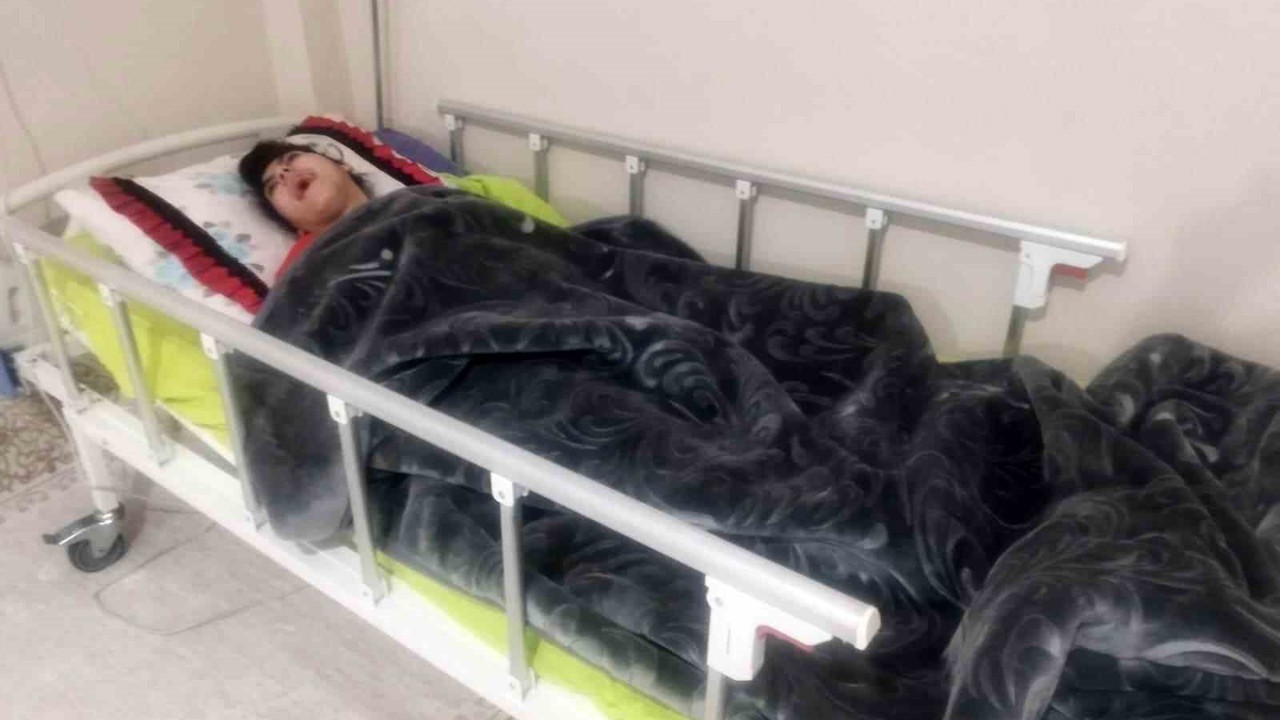 Yatalak hastaya ortopedik yatak desteği
