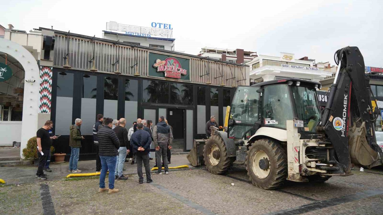Samsun’da mahkeme kararı sonrası eğlence mekanının yıkımı başladı
