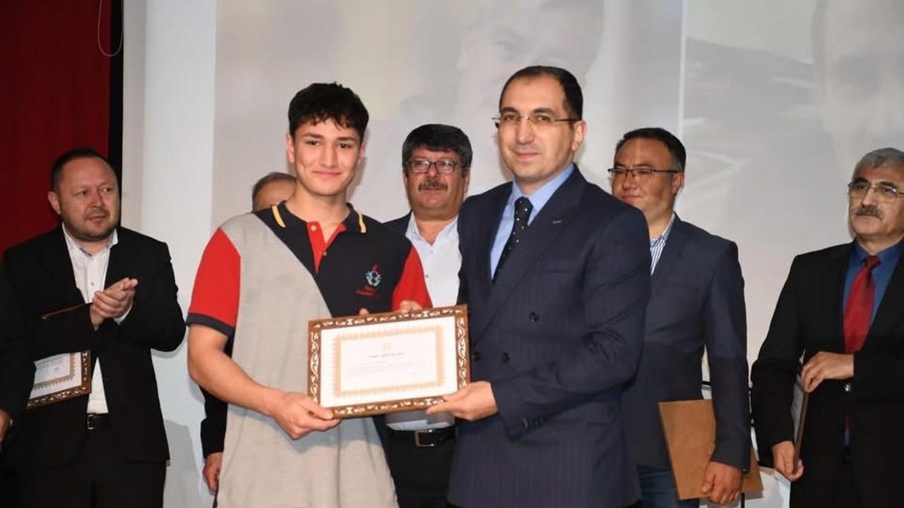 Şeref belgesi, trafik kazasında hayatını kaybeden öğretmenin oğluna verildi
