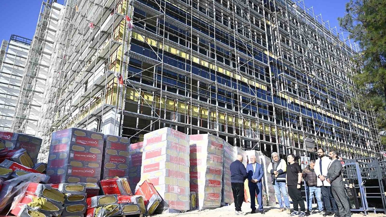 Rektör Savaş, diş hastanesi inşaatını yerinde inceledi
