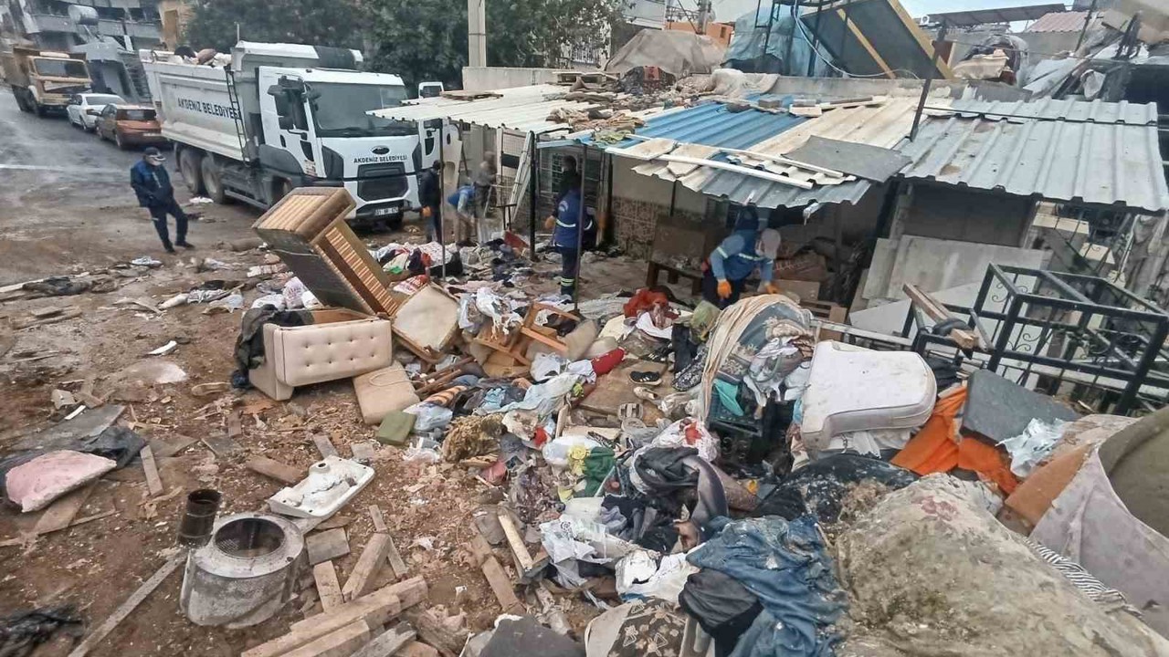 Mersin’de bir evden 10 kamyon çöp çıkarıldı
