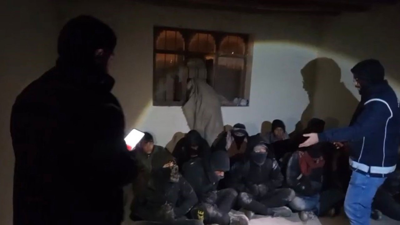 Doğubayazıt’ta göçmen kaçakçılığı operasyonu: 14 düzensiz göçmen yakalandı

