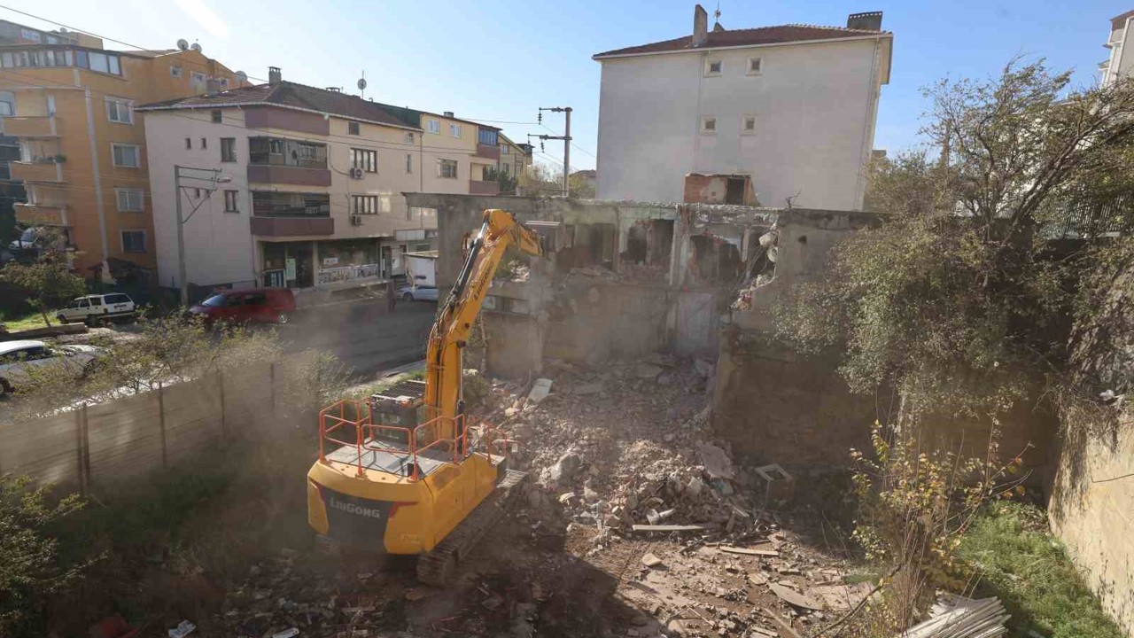 Çayırova’da metruk bina yıkıldı
