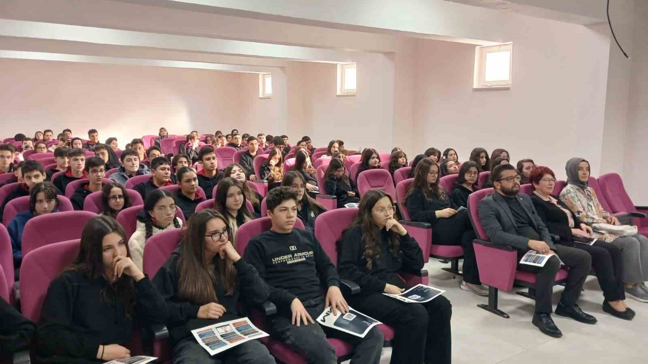 Gençler, ’Dijital Okuryazarlık ve Dezenformasyonla Mücadele’ konularında bilinçleniyor
