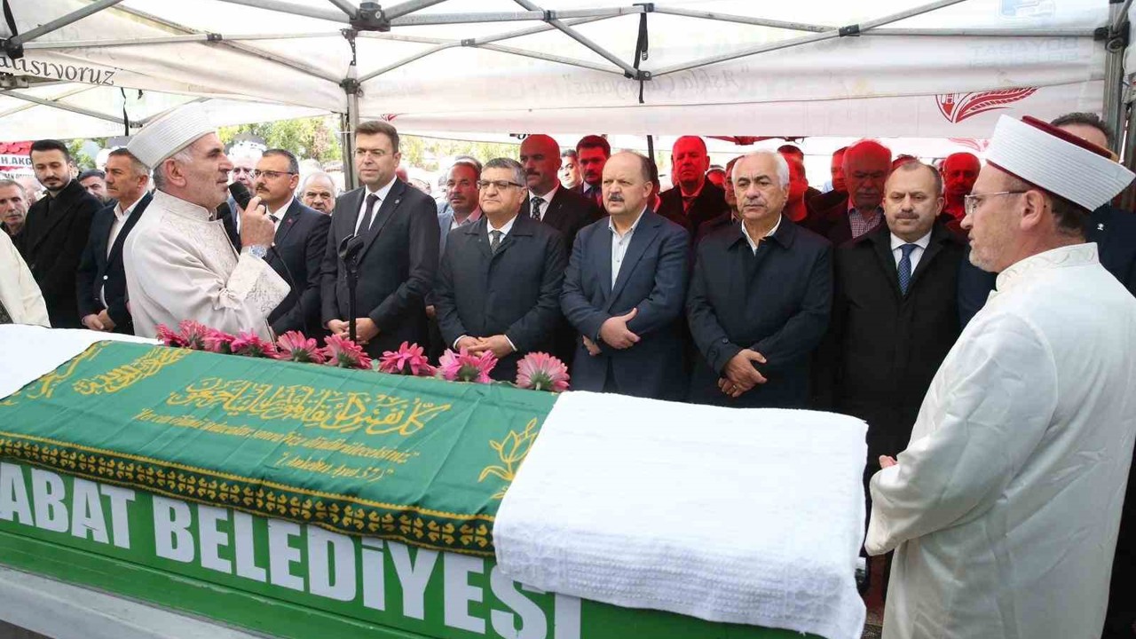 Vali Meftun Dallı’nın annesi toprağa verildi
