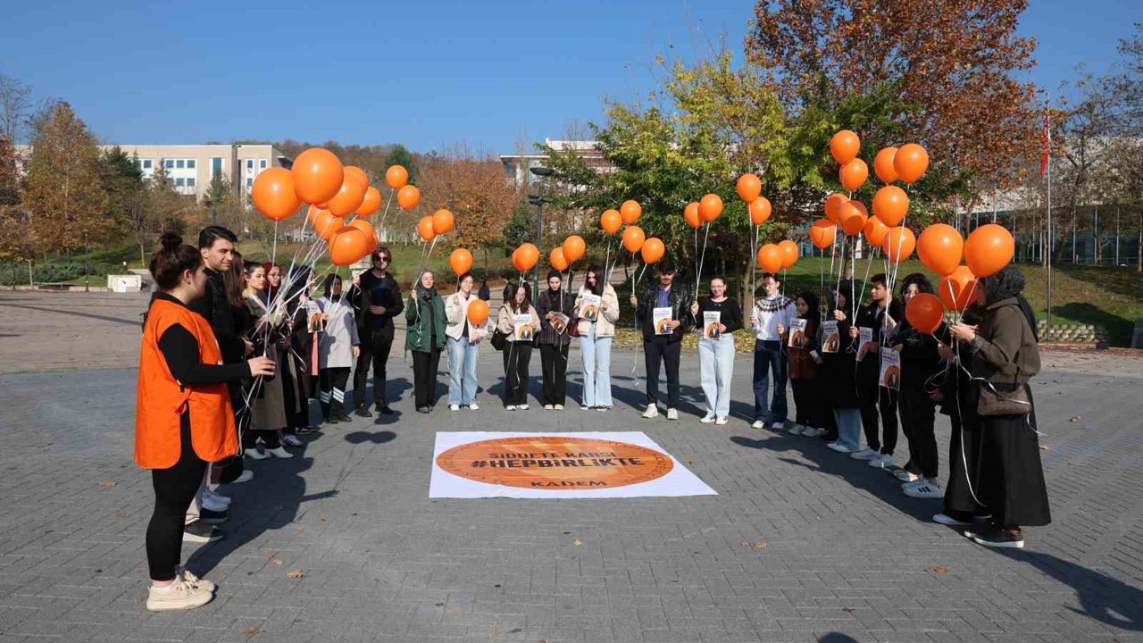 Turuncu balonlar gökyüzüne bırakıldı
