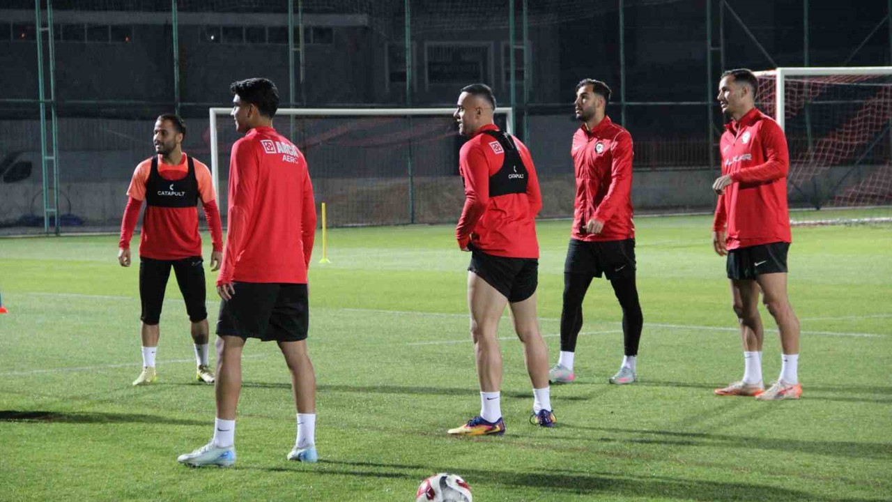 Teknik Direktör Hüseyin Eroğlu yeni takımıyla ilk antrenmanına çıktı
