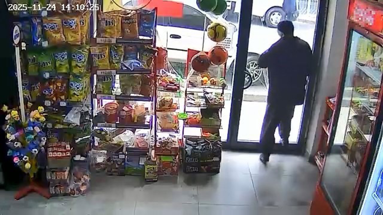 Kapıyı fark etmedi, kafasıyla camı kırdı
