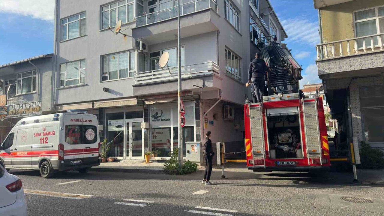 Ocak açık unutuldu, ekipler eve pencereden girdi
